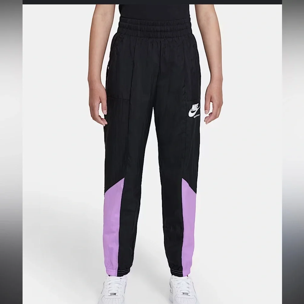 NIKE Sportwear Heritage Track Pants. L